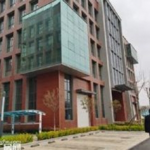 航空港区，园区占地面积145亩，周边配套设施齐全，交通便利。